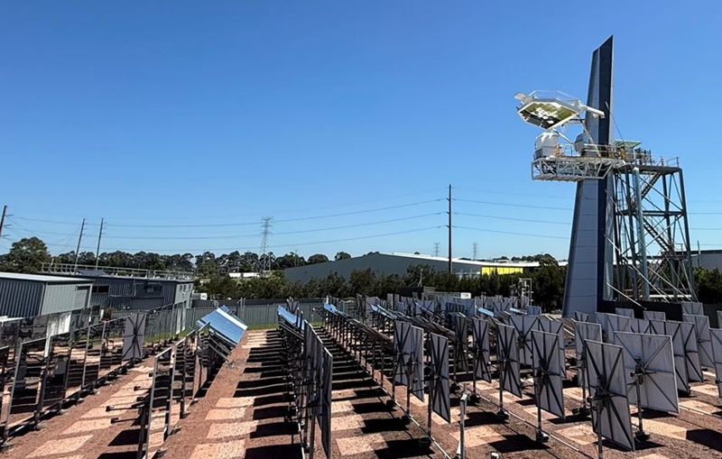 CSIRO desenvolve reator solar térmico de feixe descendente para descarbonizar produção de aço e indústrias pesadas